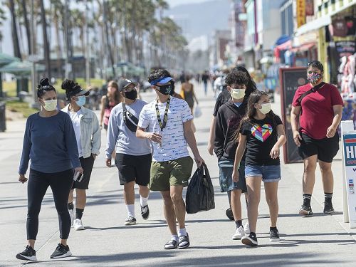 洛縣有成千上萬個新冠病毒檢測預約空檔。(LATimes)