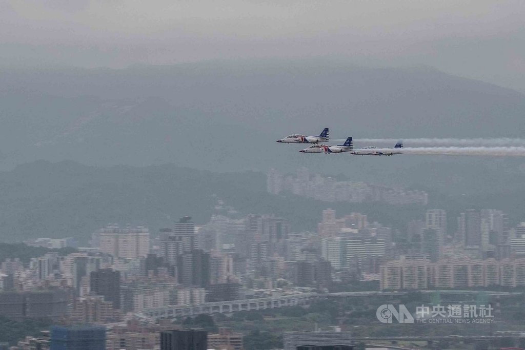台湾军方24日清晨出动AT-3教练机等机型,通过台北上空进行半兵力预演。(图片来源:中央社)