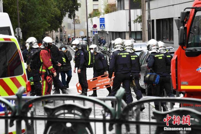 当地时间9月25日,法国首都巴黎发生持刀袭击事件。图为袭击事件现场戒备森严,大批救援人员在现场排查。 中新社记者 李洋 摄