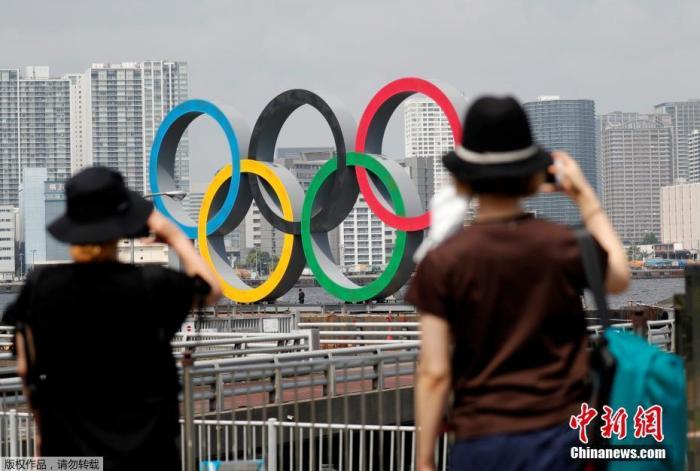 当地时间8月6日,日本东京御台场海滨公园的巨型奥运五环暂时被拆除回厂进行维修。