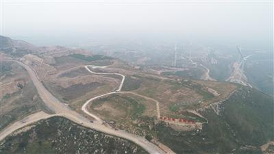 山西運城冀東海天水泥聞喜有限責任公司礦區,在“不再欠新賬,加快還舊賬”的治理政策下,曾經裸露的礦區已逐漸被綠植覆蓋。受訪者供圖
