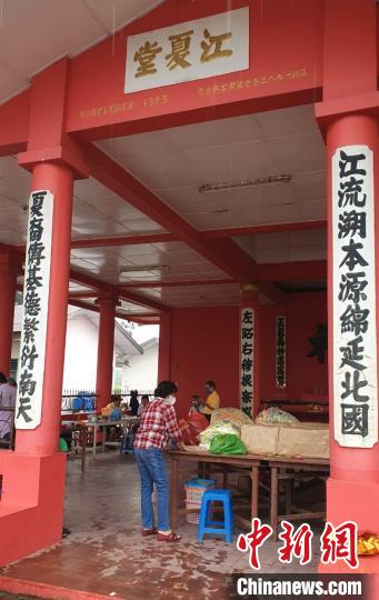 圖爲擺放供品。黃印華 供圖