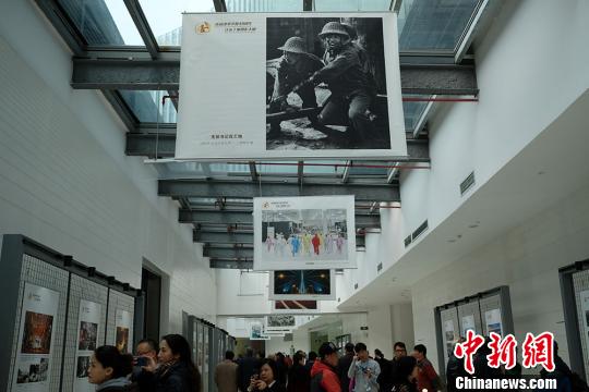 展覽的作品高高掛起作展示。 泱波 攝