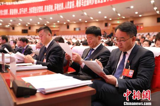 人大代表聆聽工作報告。 胡耀榮 攝