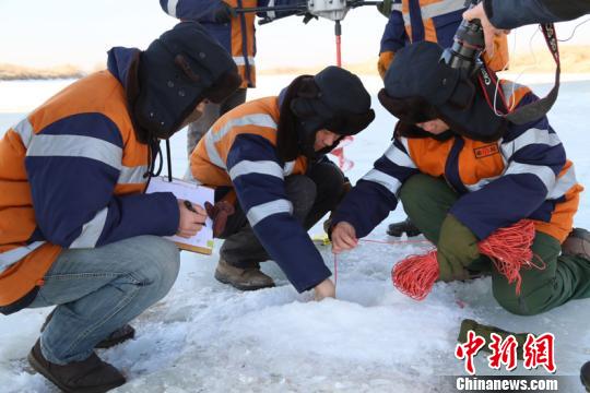 圖爲橋隧工人準備檢測。 關明月 攝