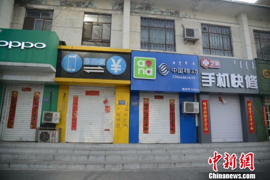 商鋪門口張貼着春聯。 劉文華 攝