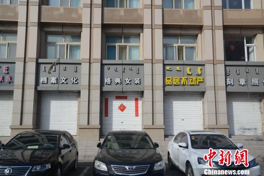 新華大街上,一些商鋪沒有貼春聯。 劉文華 攝