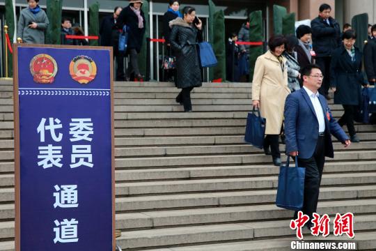 圖爲會議結束後,政協委員們從委員通道走出會場。 樑犇 攝
