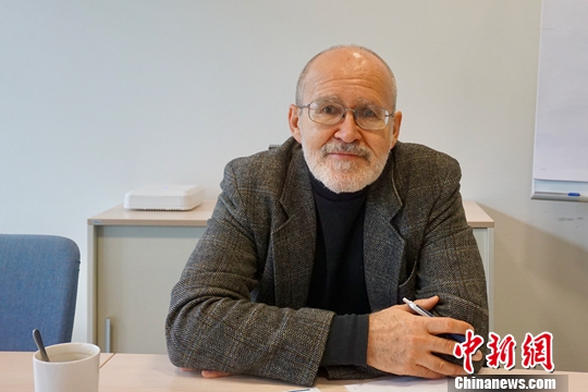 近日,针对中国政府工作报告提出的经济增长目标,以及中国经济转型升级的前景,柏林文明对话研究所(DOC Research Institute)研究总监、经济学家弗拉基米尔·波波夫(Vladimir Popov)教授接受<a target='_blank' href='http://www.chinanews.com/'>中新社</a>记者专访时指出,中国经济仍然有巨大的增长潜力,“至少在未来二十年,中国仍然有潜力保持强劲增长”。<a target='_blank' href='http://www.chinanews.com/'>中新社</a>发 耿卓 摄