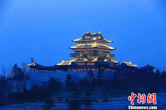 为让游客获得更好的游园体验,北京世园会新增“跨夜票”,会期当日16时后入园的游客,第二天无特殊情况可继续免费参观。图为世园会中的景点永宁阁夜景。北京世园局供图