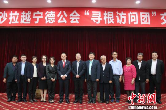 圖爲合影留念。 葉茂 攝