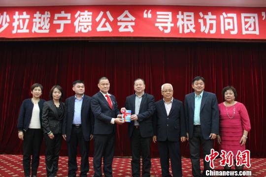 圖爲互贈紀念品。 葉茂 攝