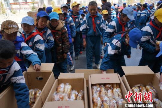 图为拉萨市达孜区中心小学已落实义务教育免费“三包”政策,学生正在领课间营养餐。资料图 张伟 摄