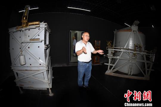 南京基準地震臺臺長陳飛介紹“鎮臺之寶”——大型維歇爾地震儀。 孫自法 攝