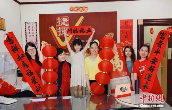 广西海外交流协会相关负责人介绍,2018—2019年度,广西共选派107名外派教师赴老挝、柬埔寨、泰国、菲律宾、印尼等国援教,他们的辛勤付出,为华文教育事业发展和中华文化的海外传承做出了特殊贡献。2019年农历春节前夕,广西相继给这些外派教师和40所海外华校、华教组织寄送了春联、灯笼、台历、福字帖、年画、窗花等新春贺礼,希望他们感受到来自中国的祝福及问候。图为印尼捷捷语言学校外派教师和学生展示新春礼包。<a target='_blank' href='http://www.chinanews.com/'>中新社</a>发 钟欣 摄