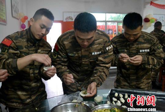圖爲官兵們在一起團團圓圓包餃子。 供圖 攝