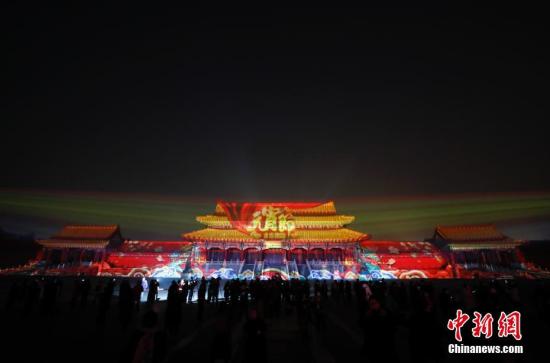 2月19日晚,观众在晚间游览故宫。。<a target='_blank' href='http://www.chinanews.com/'>中新社</a>记者 杜洋 摄