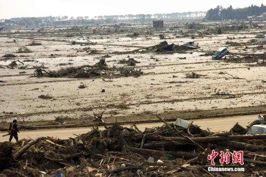 资料图:日本311地震发生后引发海啸,对当地造成巨大破坏。 中新社发 孙冉 摄