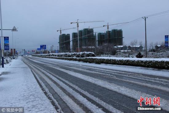 2月8日早上,江苏南通,在启东沿江公路上的积雪。刘畅 摄 图片来源:视觉中国