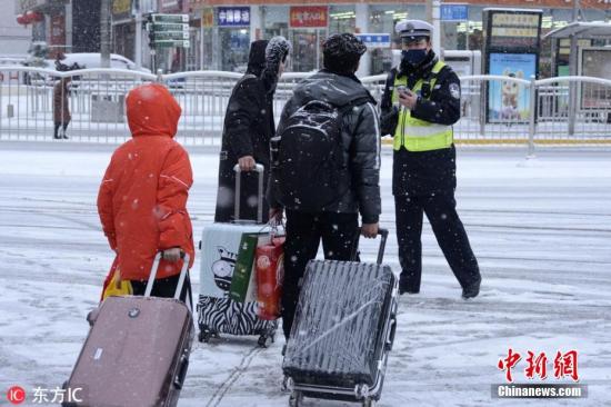 资料图:节后迎返程高峰,民众冒雪出行。图片来源:东方IC 版权作品 请勿转载