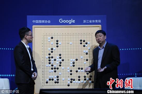 資料圖:俞斌在講棋中 圖片來源:視覺中國