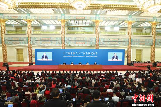 3月15日,十三屆全國人大二次會議閉幕後,中國國務院總理李克強在北京人民大會堂金色大廳會見採訪十三屆全國人大二次會議的中外記者並回答記者提出的問題。<a target='_blank' href='http://www.chinanews.com/'>中新社</a>記者 盛佳鵬 攝