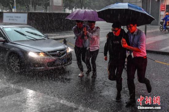 圖爲廣州民衆冒雨出行。<a target='_blank' href='http://www.chinanews.com/'>中新社</a>記者 陳驥旻 攝