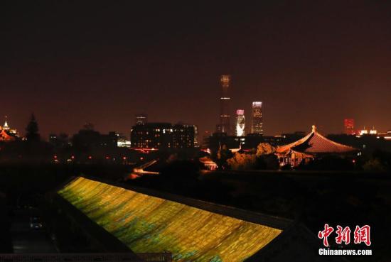 2月19日晚,以艺术灯光形式投影于古建屋顶上的《千里江山图卷》。<a target='_blank' href='http://www.chinanews.com/'>中新社</a>记者 杜洋 摄