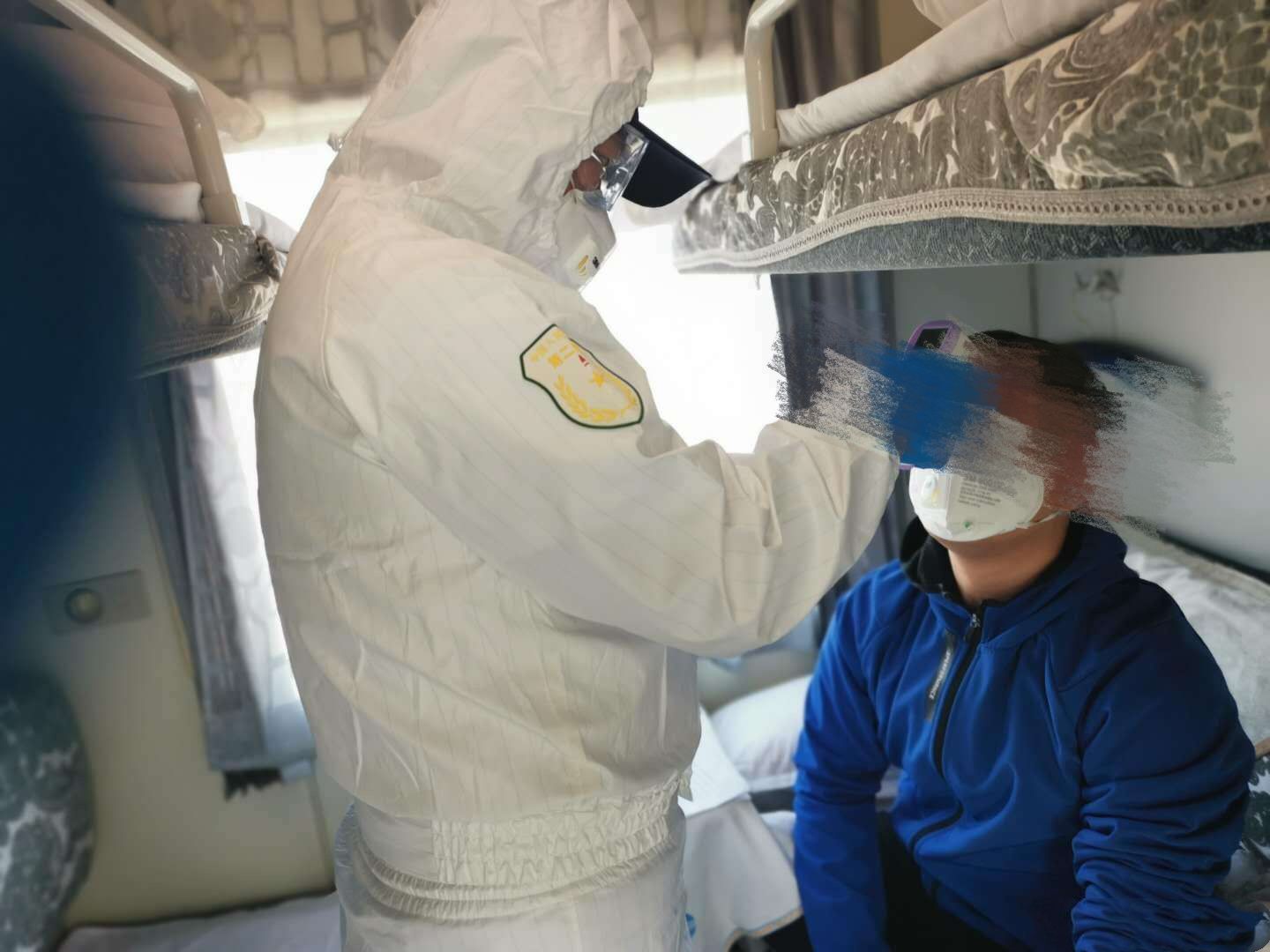 防疫人員對王某進行體溫檢測。警方供圖