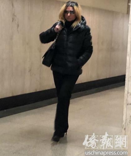 辱罵及攻擊華裔女子的紐約白人女律師Lushchinskaya,穿着和案發時幾乎一樣的裝束上庭。(圖片來源:美國僑報網)