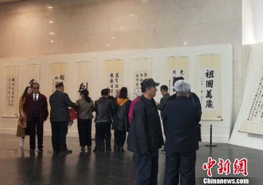 展出的百餘幅將軍書畫作品主題鮮明、內容豐富,以此來紀念太原解放戰役,緬懷人民英雄,弘揚革命傳統。 楊佩佩 攝