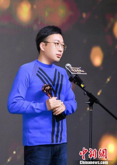 《延禧攻略》制片人于正领奖。 苏丹 摄