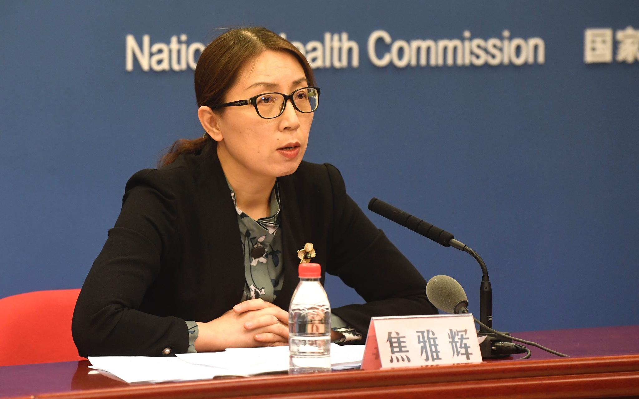 國家衛生健康委醫政醫管局副局長焦雅輝女士回答記者提問。攝影/新京報記者 吳寧
