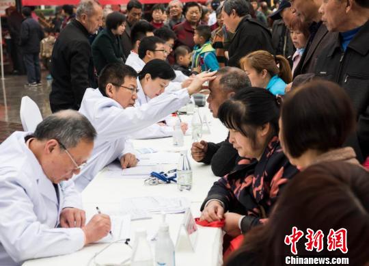 資料圖:合川區中醫院下鄉義診。 受訪者供圖 攝