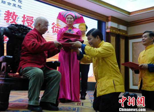 臺灣弟子向韋貴康大師呈遞拜師帖。 蔣雪林 攝