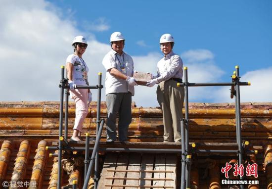 2018年9月3日下午,故宮養心殿正式啓動古建修繕工程,預計在2020年故宮600歲“生日”時重新開放。圖爲故宮博物院院長單霽翔與故宮研究院院長鄭欣淼共同將養心殿嵴筒內的寶匣取出。芸竹 攝 圖片來源:視覺中國
