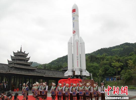 長征五號火箭模型在湖南省懷化市通道侗族自治縣“通道轉兵紀念館”前落成 高崇芮 攝