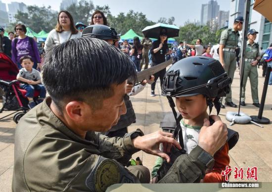 1月12日,“香港警队175周年大汇演暨警民同乐日”于黄竹坑香港警察学院举行。图为一众市民与警员互动。<a target='_blank' href='http://www.chinanews.com/'>中新社</a>记者 麦尚旻 摄