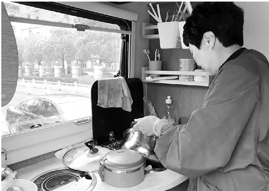 平時,媽媽和奶奶輪流給孩子做飯。