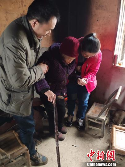 慰问“慰安妇”幸存者张老。 纪念馆供图 摄