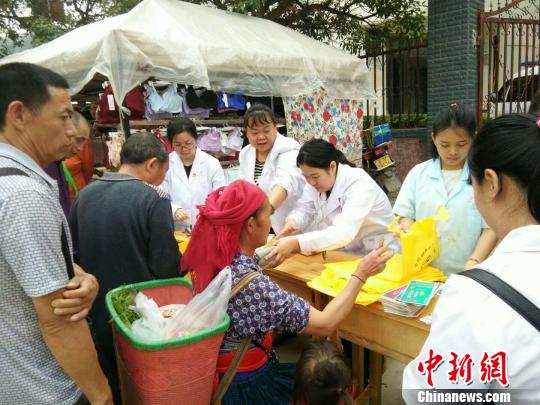 圖爲開展宣傳講解活動 鍾欣 攝