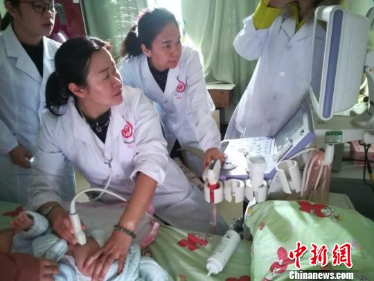 圖爲周詠梅正在爲兒童檢查 鍾欣 攝