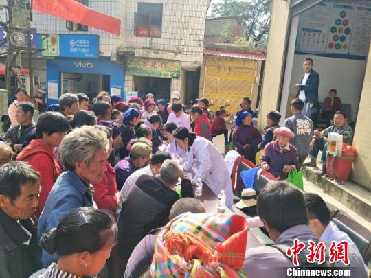 圖爲開展宣傳講解活動 鍾欣 攝
