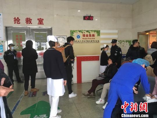上海发生交通事故致台湾游客1死8伤,图为瑞金医院抢救室 张亨伟 摄