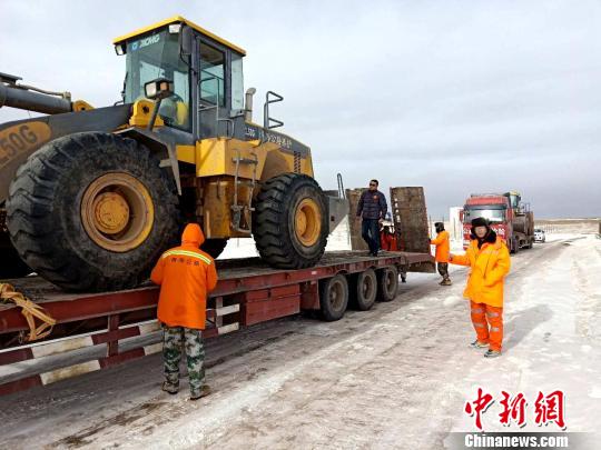 圖爲青海公路部門抗災保通。 嚴玉花 攝