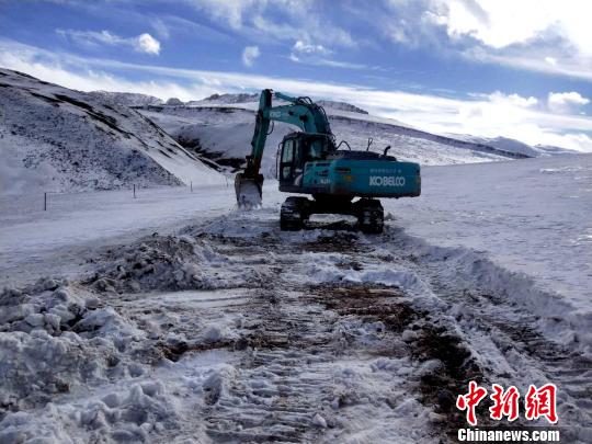 圖爲青海公路部門抗災保通。 嚴玉花 攝