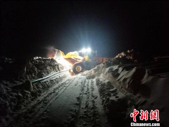 圖爲青海公路部門抗災保通。 嚴玉花 攝