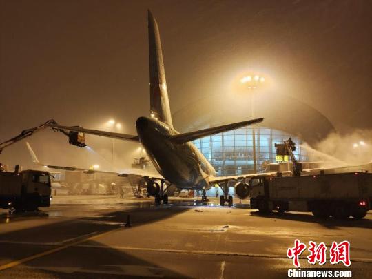 杭州机场积极应对雨雪天气。萧山机场供图