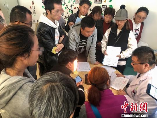 圖爲雲南昆鋼醫院腫瘤科副主任醫師徐勁鬆爲患者評估 任東 攝