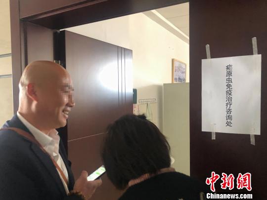 圖爲昆鋼醫院內設置的瘧原蟲免疫治療諮詢處 任東 攝